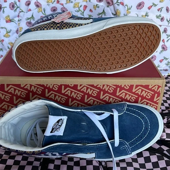 Vans Men’s Sk8-Hi
Fair Isle Blue/Multi
VN0A7Q5NBER
Sneakers - Picture 4 of 16